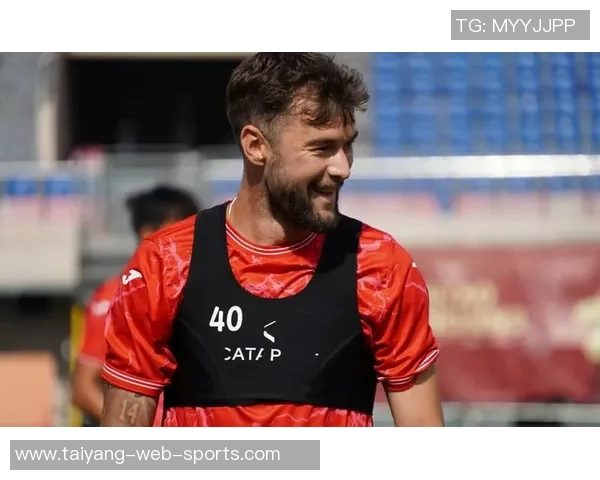 铜梁龙外援精彩头球破门助力球队打破僵局张外龙场边赞赏不断